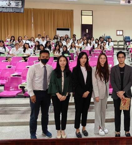 LCI Hosts Seminar to Prepare Seniors for Global Careers